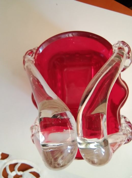 Czerwono-rubinowe szkło artystyczne