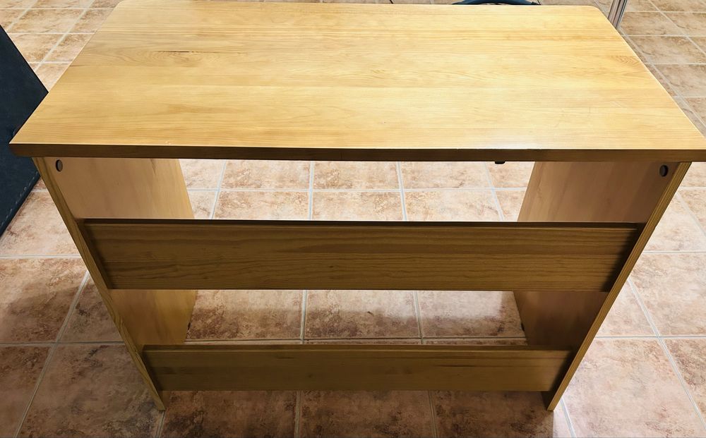 Secretária de madeira maçica.