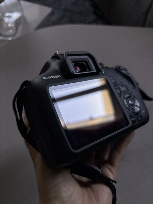 Canon  EOS 2000D