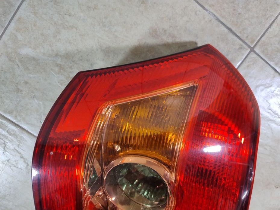 Toyota Corolla e12 HB 3D lampa prawy tył 04-06 lift wysyłka olx