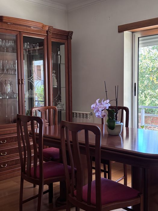Conjunto Sala de Jantar em Madeira Maciça – Mesa Extensível + Cristaleira + 6 Cadeiras