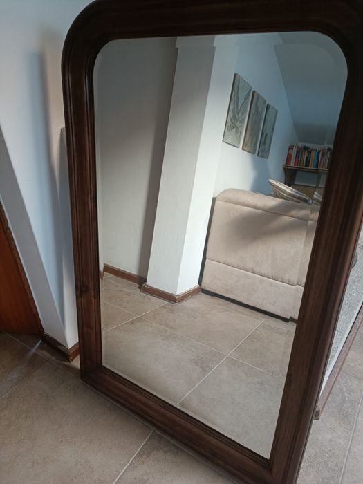 Espelho com moldura em madeira