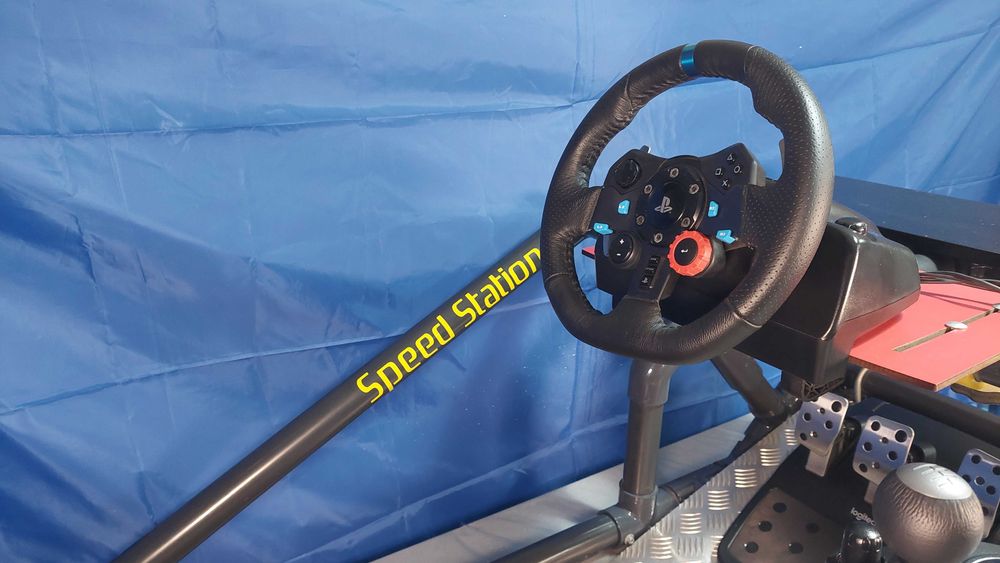Simulador Logitech com volante, pedais, mudanças e frame