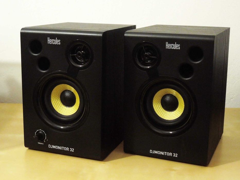 Turntable Pioneer PL770/ Preamp Behringer PP400/ Colunas DJ Monitor 32