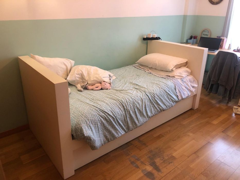 Cama com gaveta.