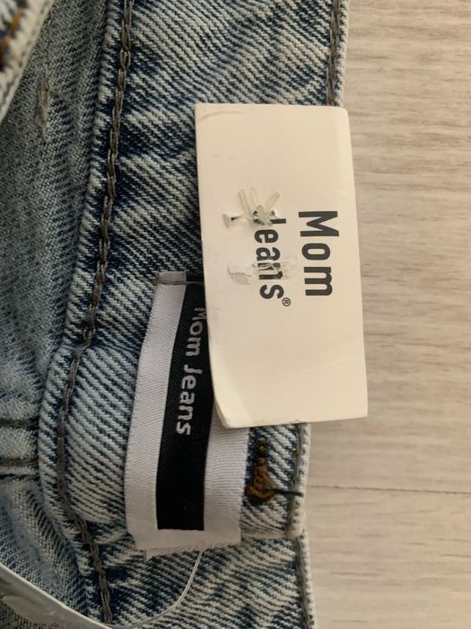 Błękitne jeansy damskie Mom ze zdobieniami