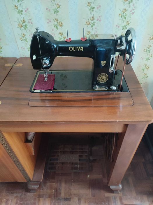 Máquina de costura OLIVA c/ móvel mod. CL45