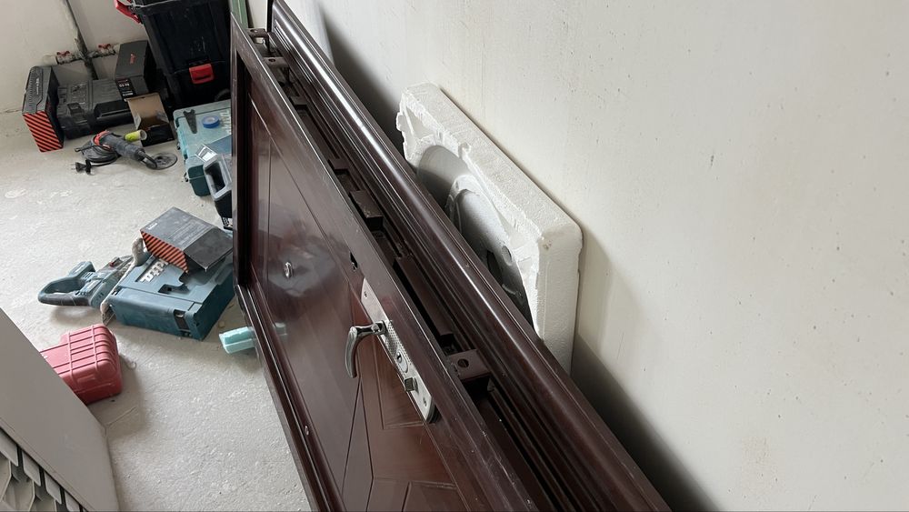 Вхідні двері 205 см х 86,5 см товщина 10 см