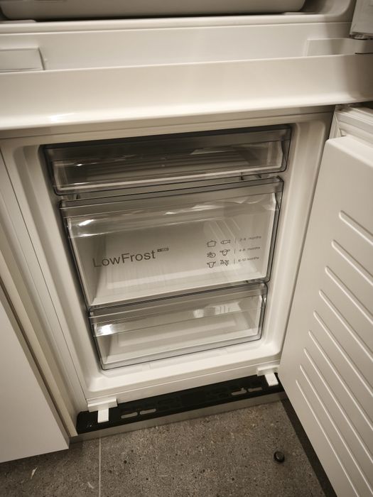 Frigorífico combinado Bosch kiv86nse0