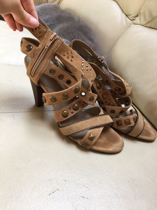 Piękne buty letnie na obcasie, rozmiar 40.
