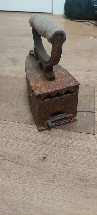 Stare żelazko PRL na węgiel