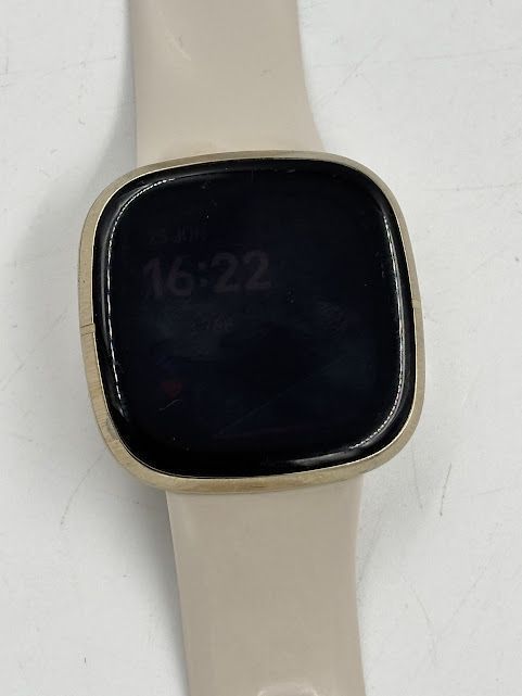 uszkodzony smartwatch fitbit beżowy bluetooth
