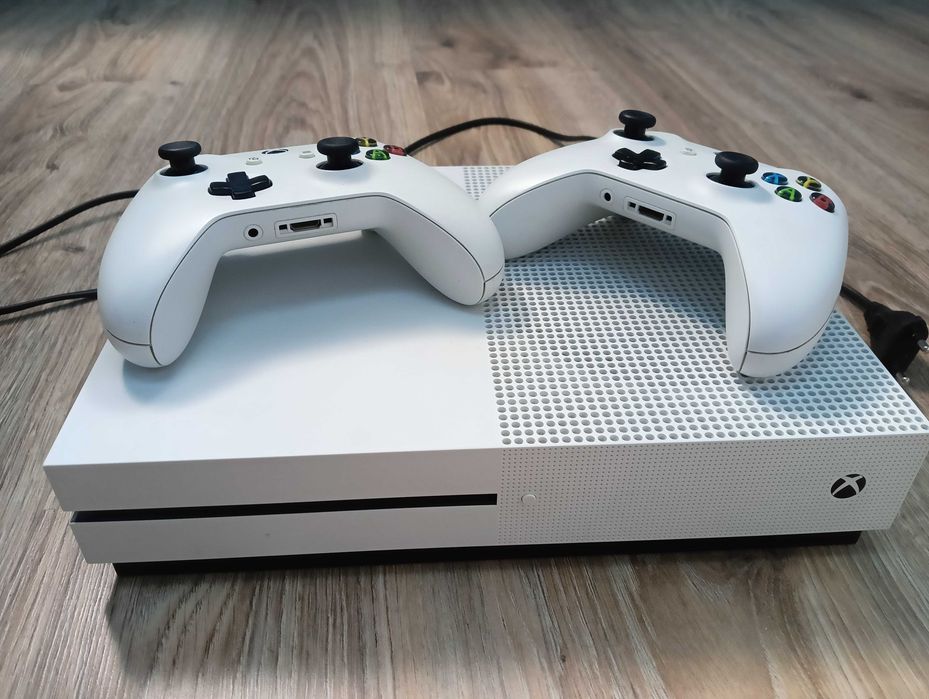 Xbox One S+ dwa pady + trzy gry