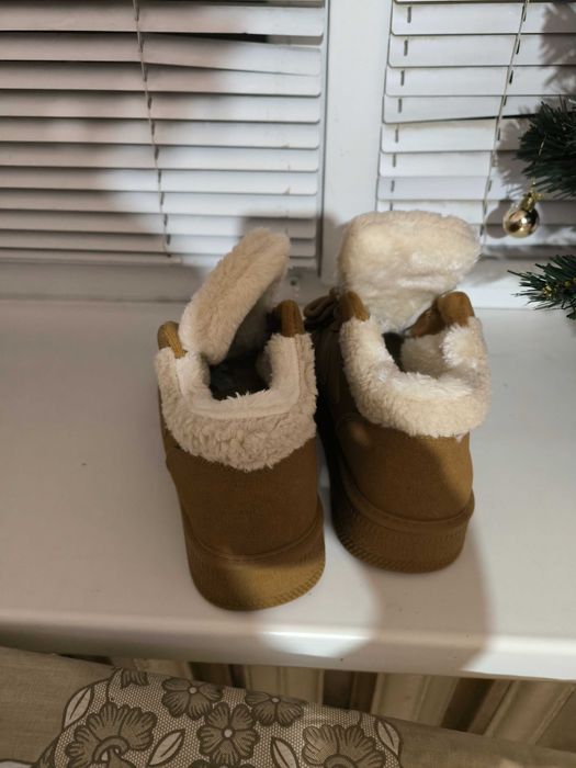 Продам замшевые ботинки