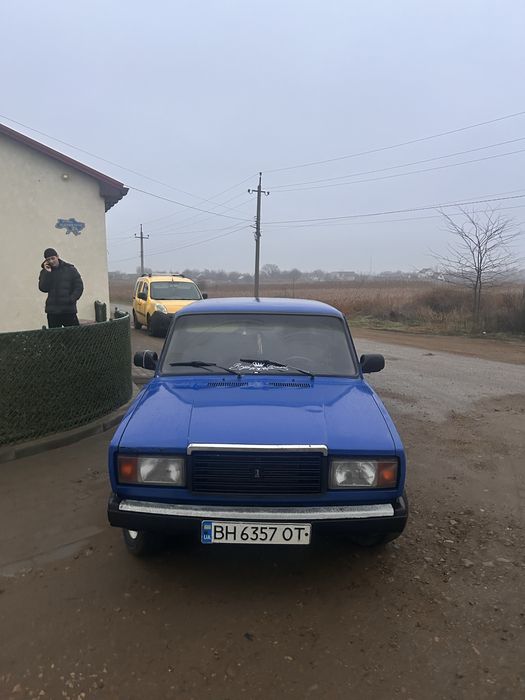 В продаже ваз 2107 1992 года в хорошем состоянии мотор работает хорошо масло не кушает не дымит не сапунит.Залит свежий  тосол масло свежие машина обслужена печка обслужена дует хорошо машина готова к зиме.
03 мотор 1.5 
5 Ступка ваз 
Салон в хорошем состоянии стоят иномарочные сидения митсубиси спереди и задние 
Есть какая-то музыка 
Хорошый аккумулятор 
По машине желательно сделать развал схождения так как машину немного тянет в лево на это все есть торг приезжайте можно переоформить.(ПИШИТЕ БУДЕМ ТОРГОВАТЬСЯ смотрите за 400 заберу можете даже не писать все вопросы в личное сообщение мирного неба над головой звоните после 17:00 на смс могу ответить