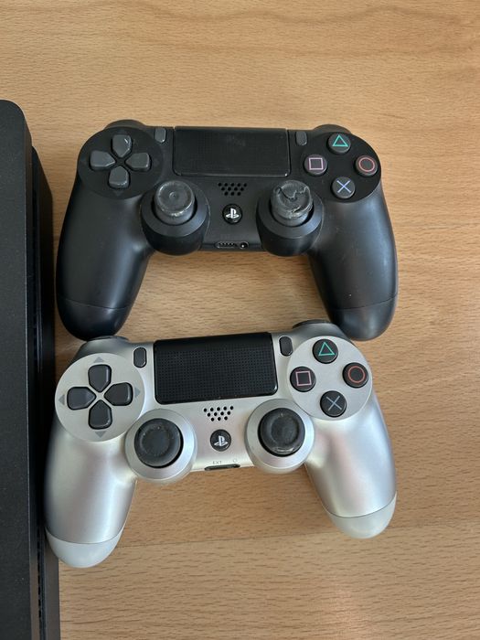 PlayStation 4 slim + 2 comandos + 2 jogos
