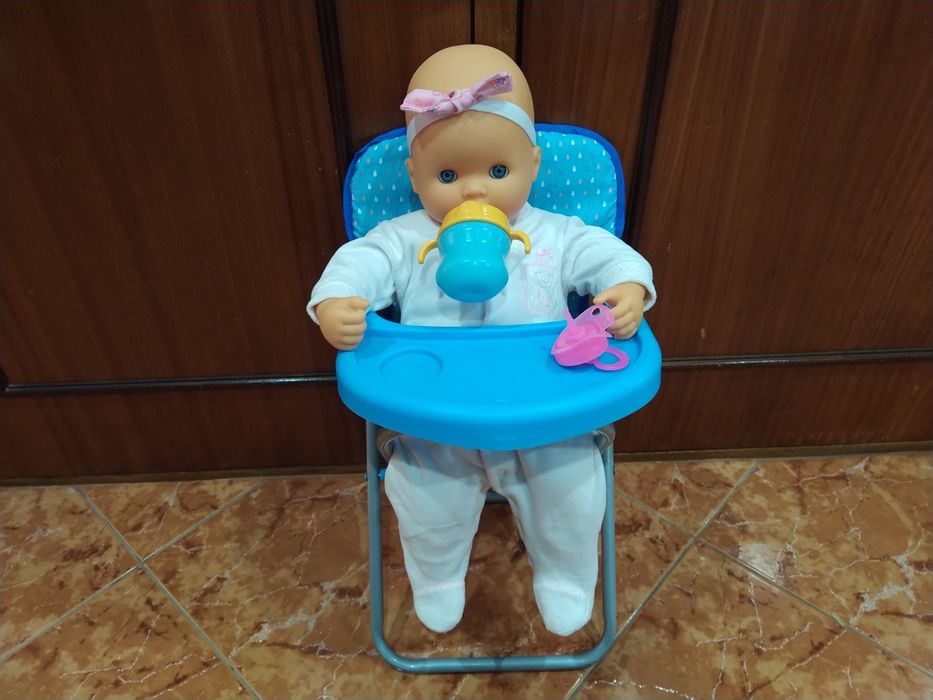 Boneca mais cadeira de refeição casa quarto apartamento vivenda gabine