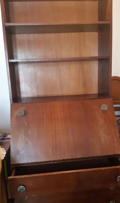 Escrivaninha em Mogno. Movél. Estante. Secretária.