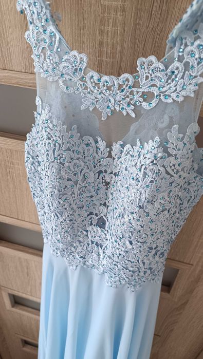 Elegancka sukienka wieczorowa w kolorze błękitnym