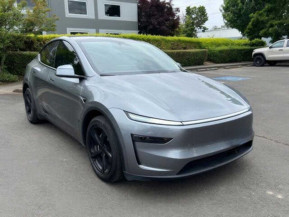 Tesla Model Y Long Range      2026