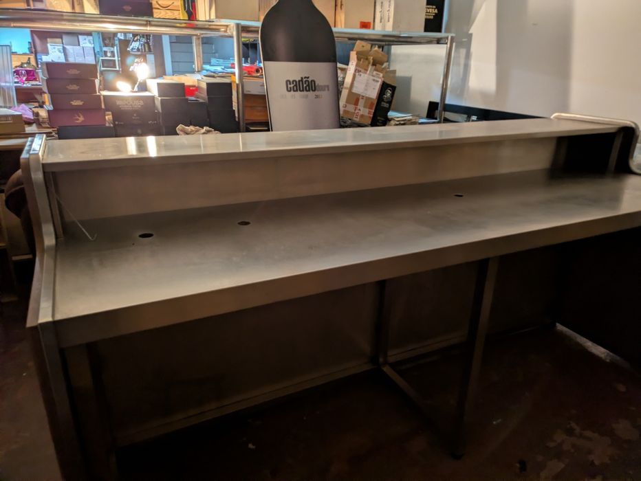 Balcão de café com parte frigorífica