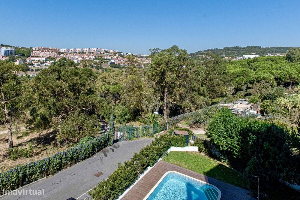 T3 com vista sobre o Jamor, box de 58 m² e condomínio com piscina