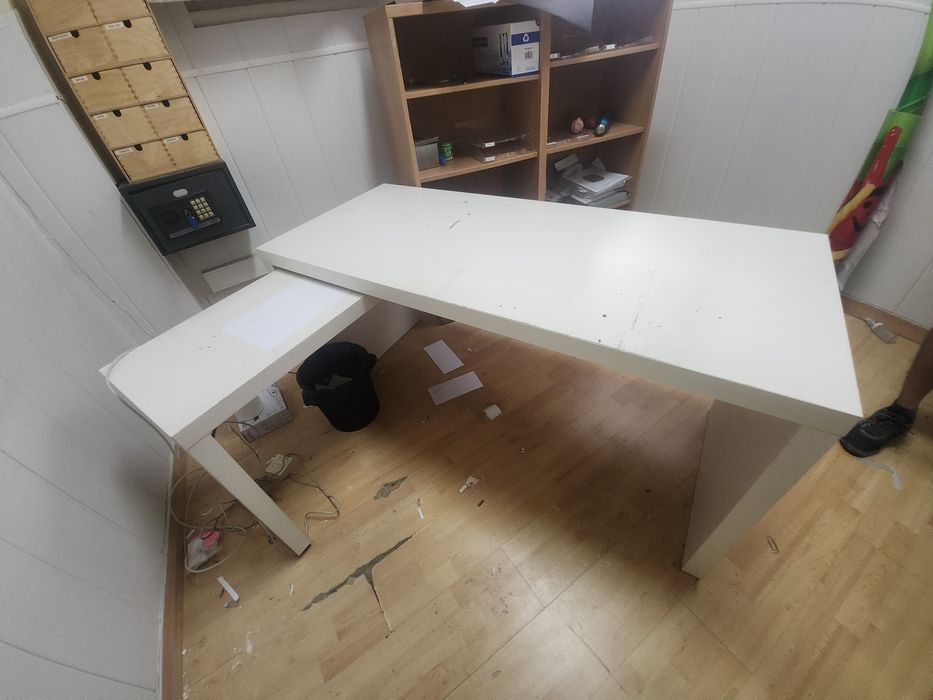 Secretária em L branca