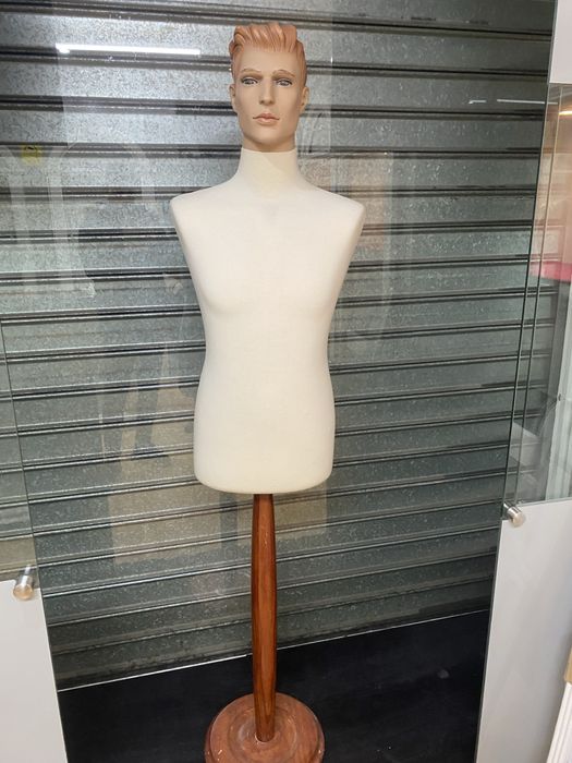 Vendo 2 manequins em bom estado .