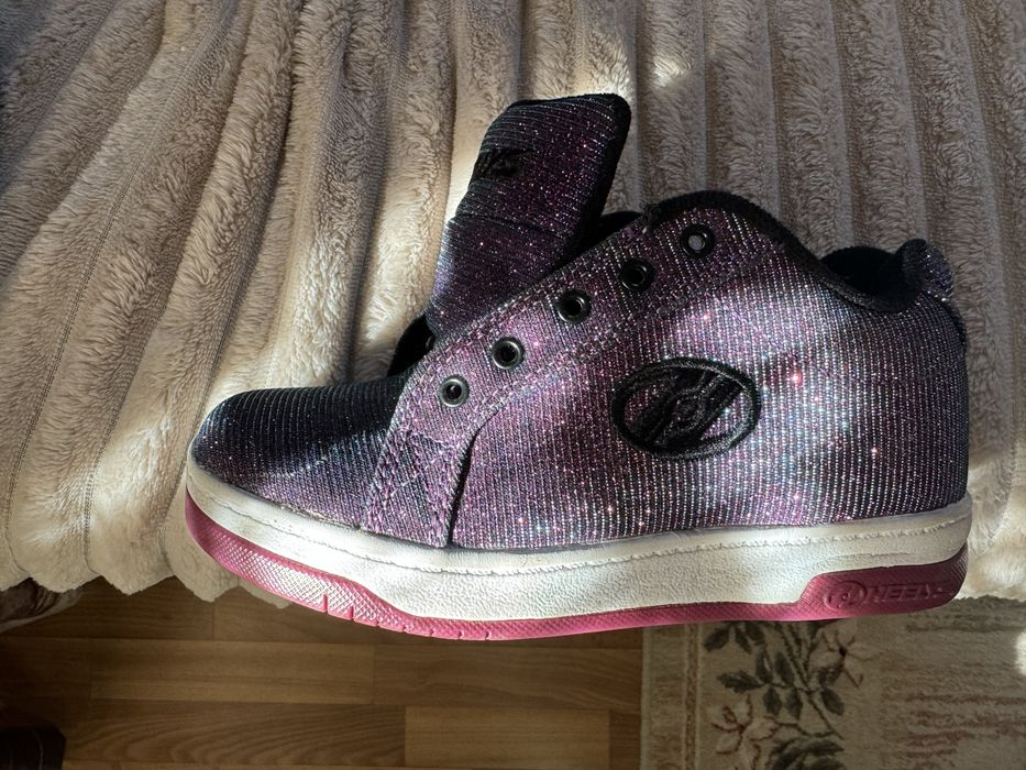 Кроссовок с роликом под пяткой кросівок з роліком