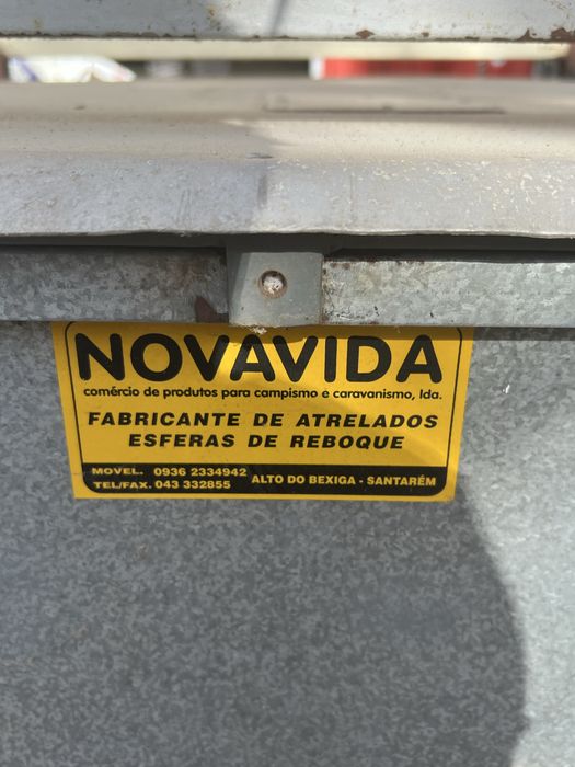 Reboque versátil com tampa rigida