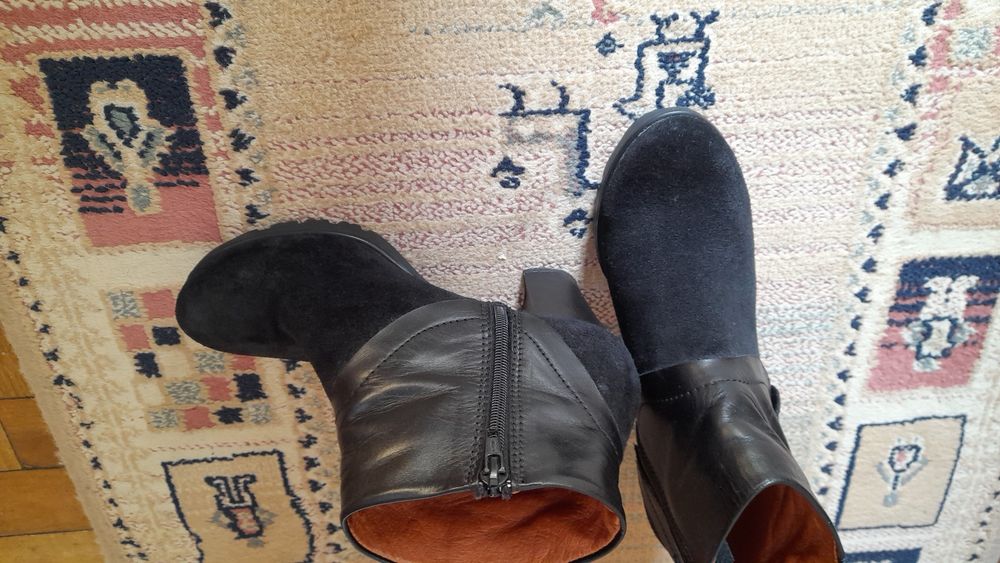 Botins pretos com sola rasto, 7cano em camurça e restante em pele