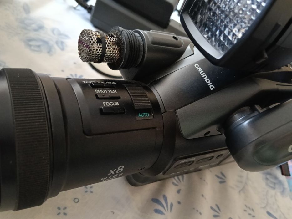 câmara de filmar Grundig LC 215c para peças.Mala e cassete incluída