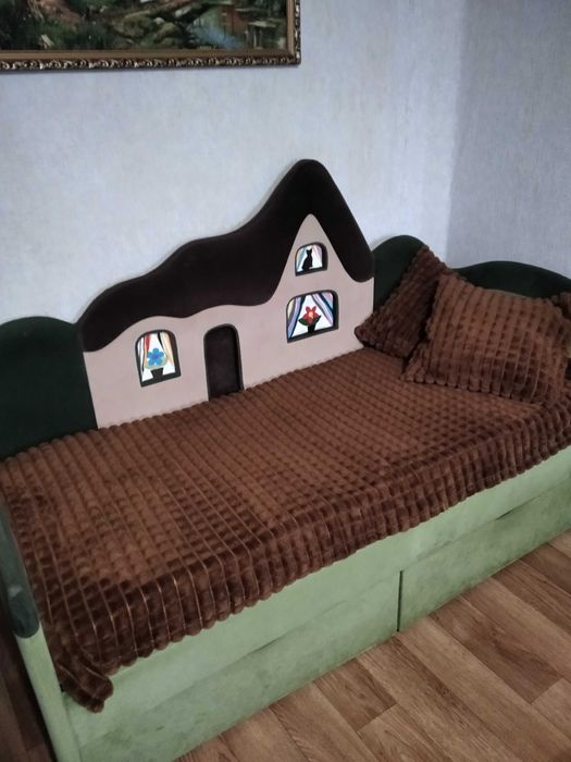 Дитяче ліжко з м'якою спинкою