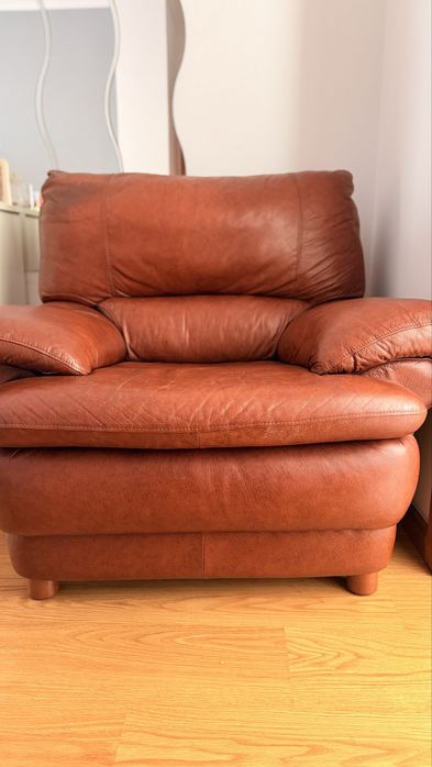 Vendo sofas em pele 1 de dois lugares e 2 de um lugar