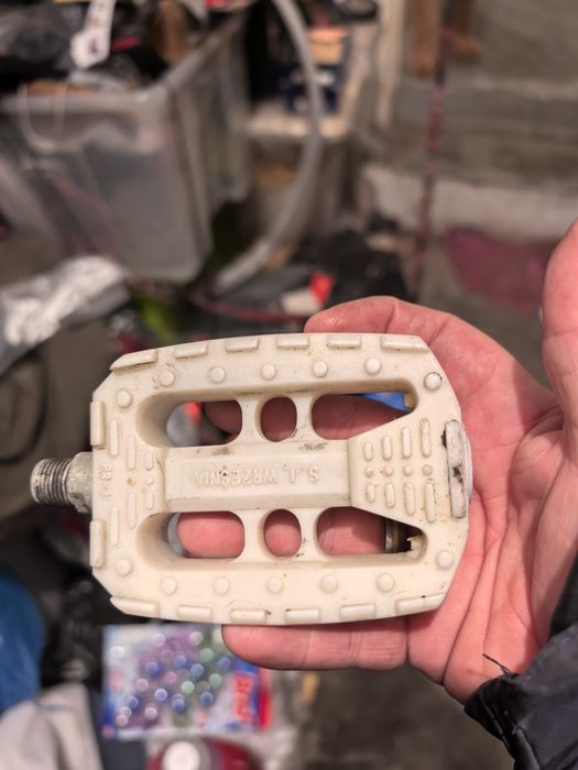 Białe pedały Romet