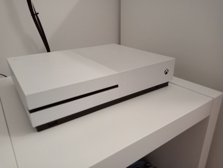 Xbox One S  1 TB  Super Stan plus Pad