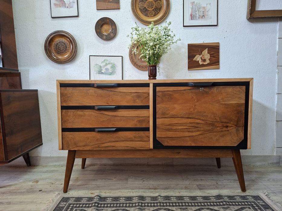 Komoda RTV po renowacji – drewno + czarne akcenty | Mid-Century Modern