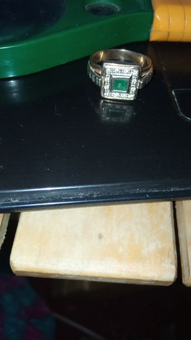 Золота чоловіча каблучка з діамантами і смарагдом