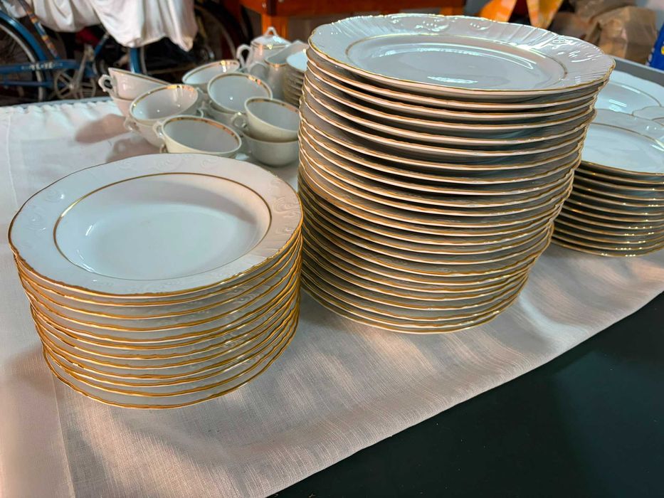 Serviço jantar Vista Alegre porcelana branca e filet ouro 97peças Mouzinho obidos