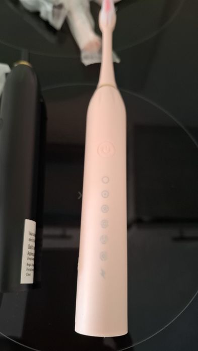 Две электрические зубные щетки