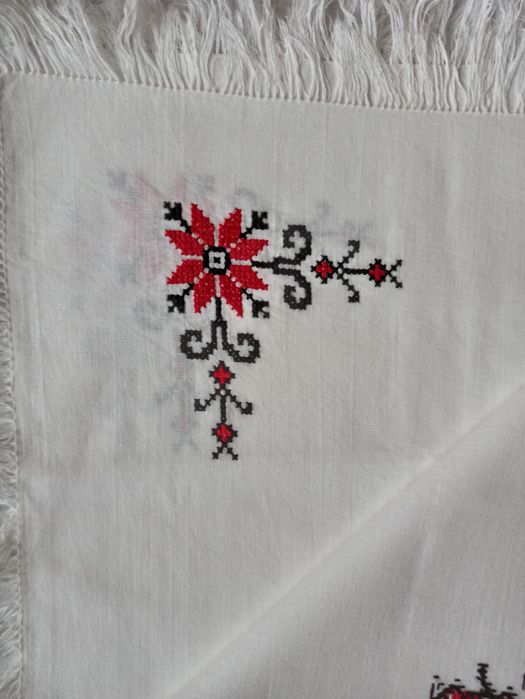 Біла хустка 50х50