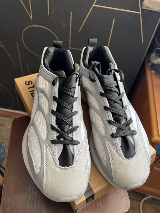 Adidas yeezy boost 700 v3