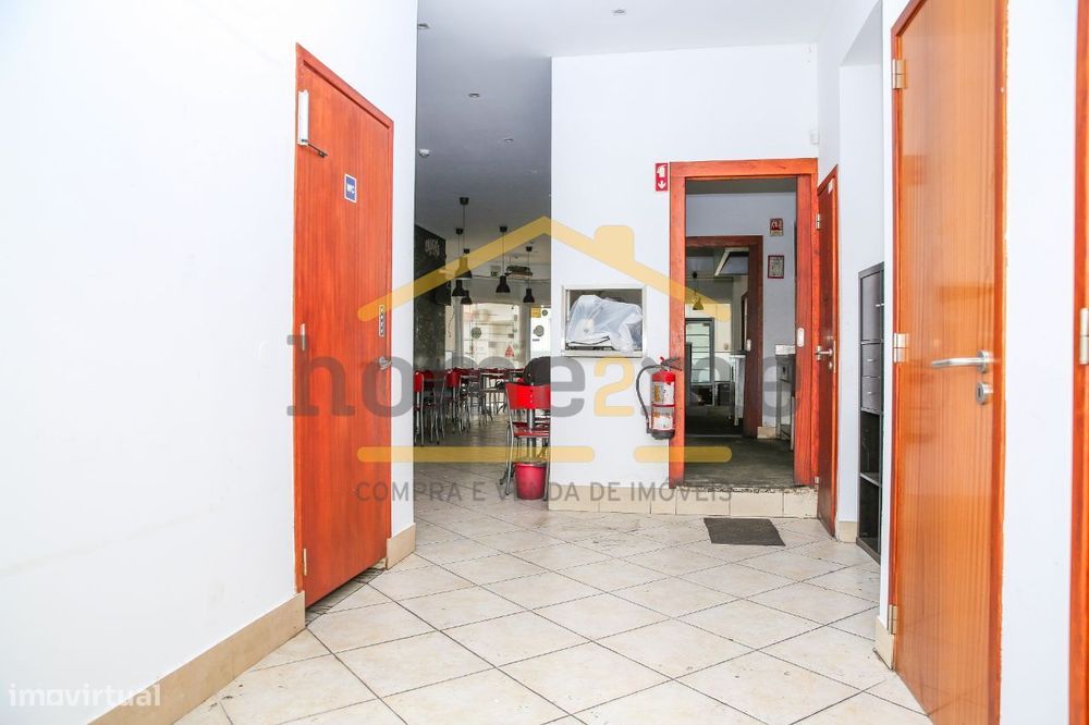 Loja com terraço e lugar de garagem
