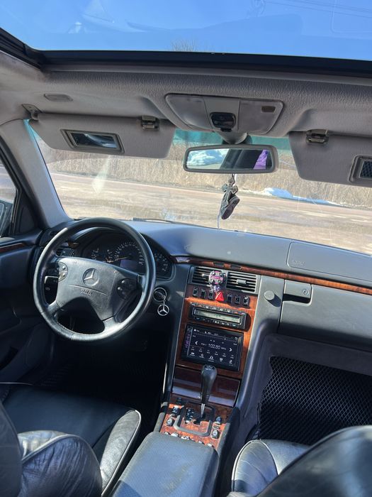 Mercedes Benz 210 4.3 газ бенз