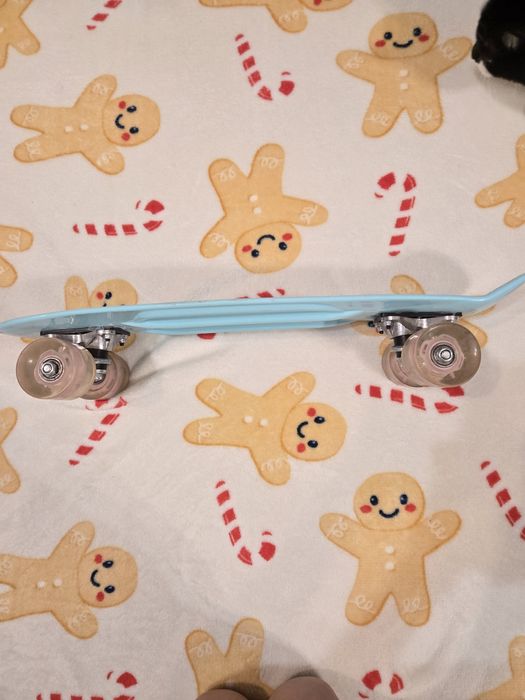 Jasoniebieska deskorolka Smiki z ledowymi kółkami