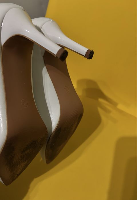 Білі туфлі. Одягнуті один раз.