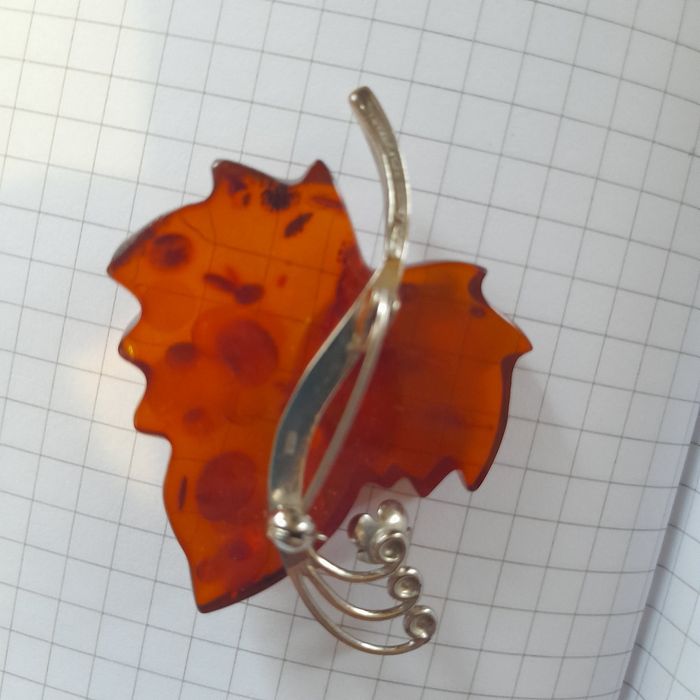 Янтарная брошь времен СССР