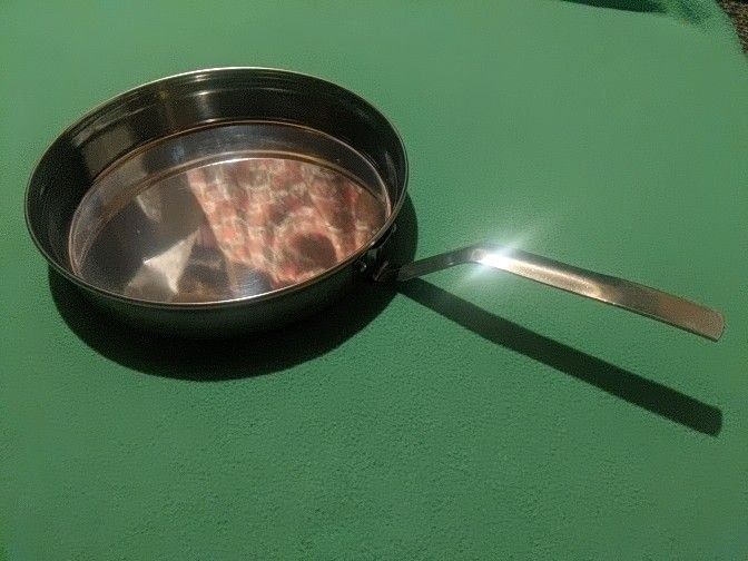 Сковорідка / пательня з нержавіючої сталі.