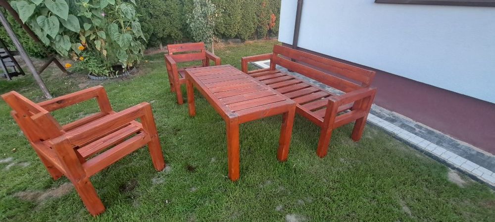 Solidne, drewniane meble ogrodowe.