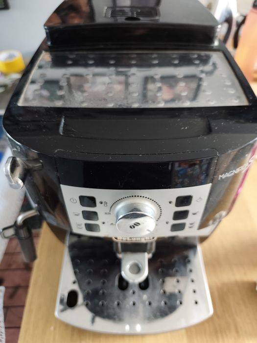 Niezawodny ekspres do kawy DeLonghi Magnifica S ECAM (Czarny)